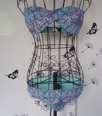 Beau maillot de bain deux pièces dans les tons bleus, imprimé. Taille 40