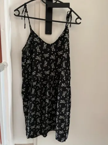 Robe noire fleurie blanche Kiabi t.36 tbe