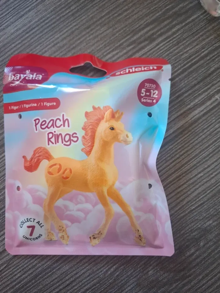 Figurine peach ring