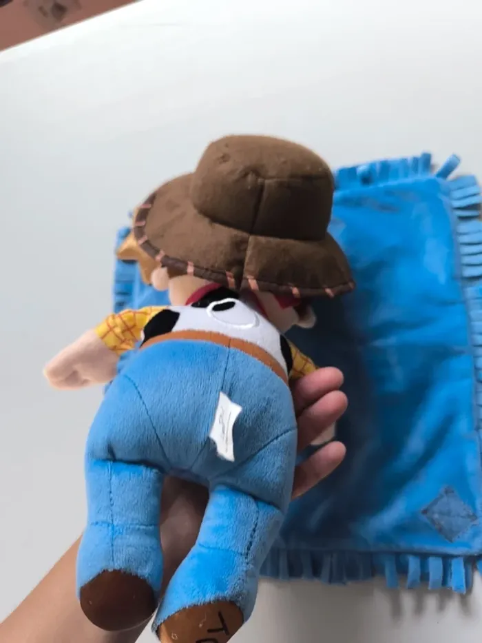 Peluche bébé Woody Disneyland Paris avec couverture - photo numéro 9