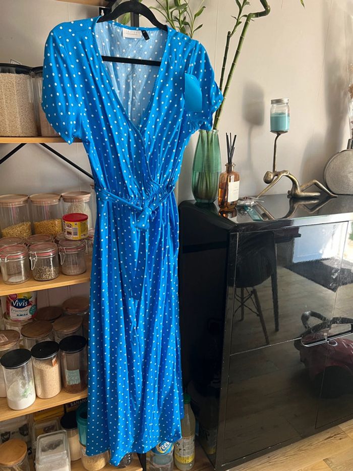 Robe à pois bleu et blanche