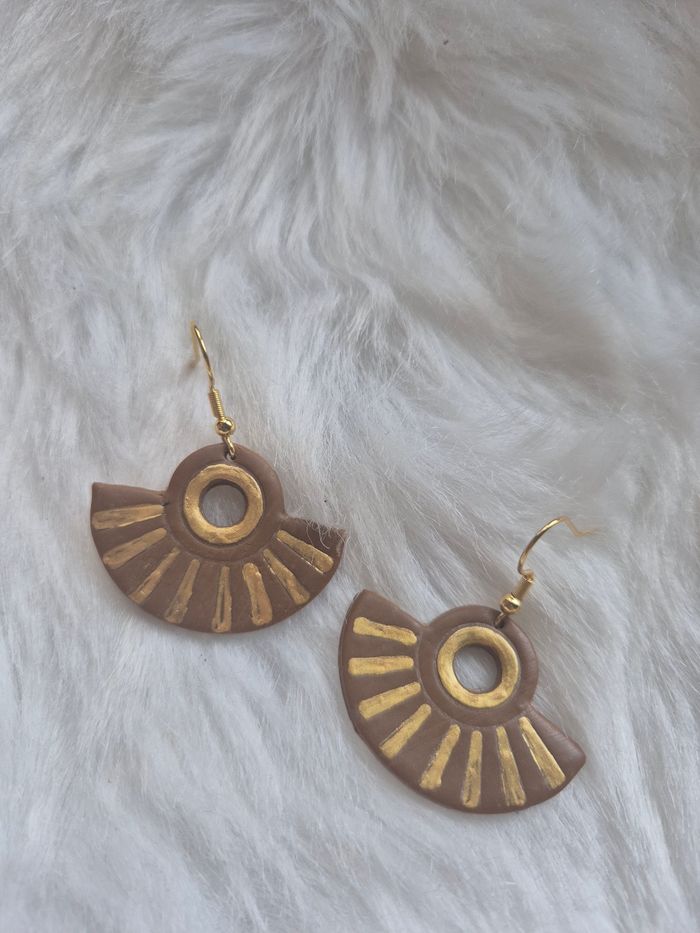 Boucles d’oreilles en pâte polymère marron et doré ✨ 🤎 💛 - Bijoux - Création - Mode