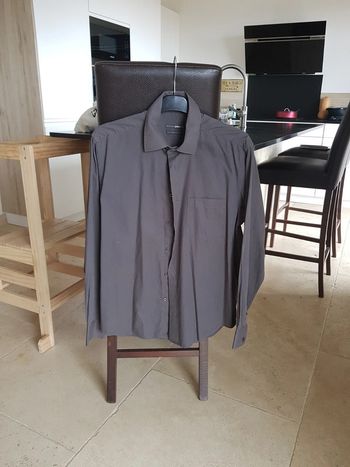 Chemise grise à fines rayures