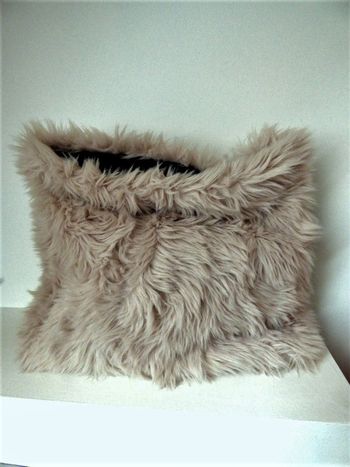 Grande pochette fausse fourrure beige Asos