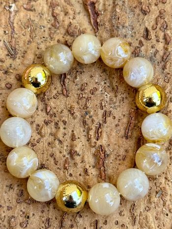 Bracelet boules résine écru réflets  bruns  et boules dorées