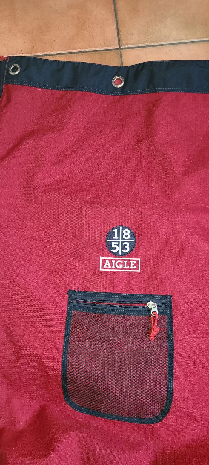 Idéal randonnée,voyage Sac marin AIGLE de couleur rouge toile très solide et imperméable - photo numéro 3