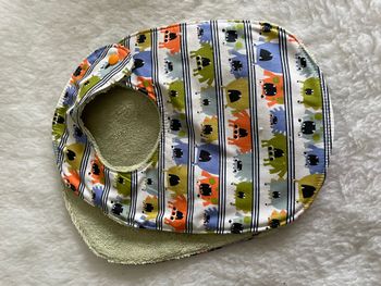 Bavoir aventurine petit monstre