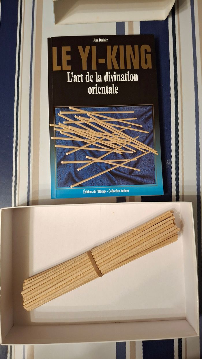 Baguette et livre YI-King, divination orientale - photo numéro 2