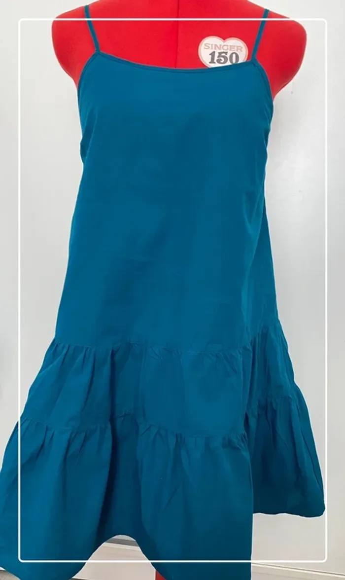 Robe volant bleu canard et dentelle noire Camaïeu