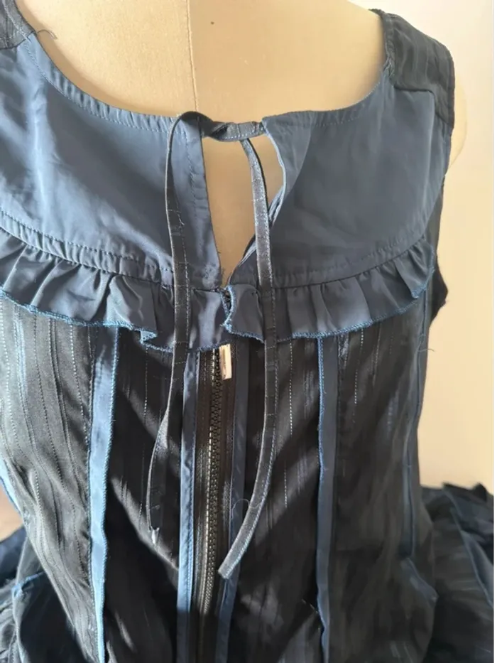 Robe courte bleu nuit à volants – Style structuré – T. M/L - photo numéro 2