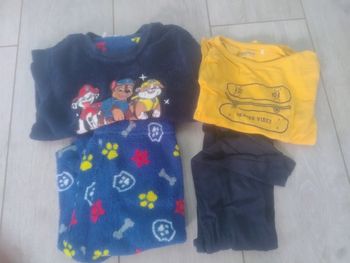 Vends lot de 2 pyjamas en très bon état 4 ans