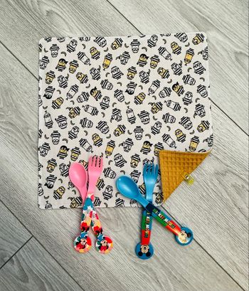 Serviette de cantine 30X30 bébé motif les minions