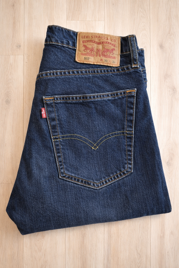 Jean femme Levi’s modèle 512, en denim bleu classique.