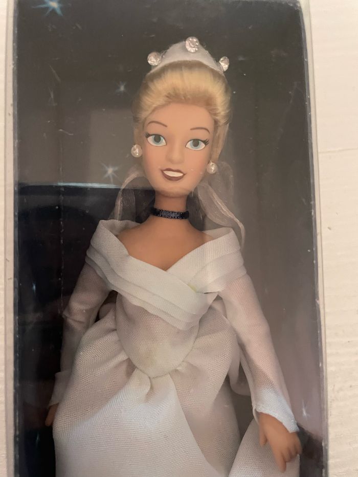 Poupées porcelaine atlas disney cendrillon en robe de mariée - photo numéro 2