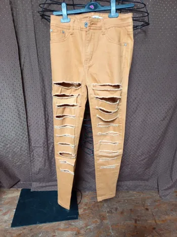 Jeans a trou taille 38