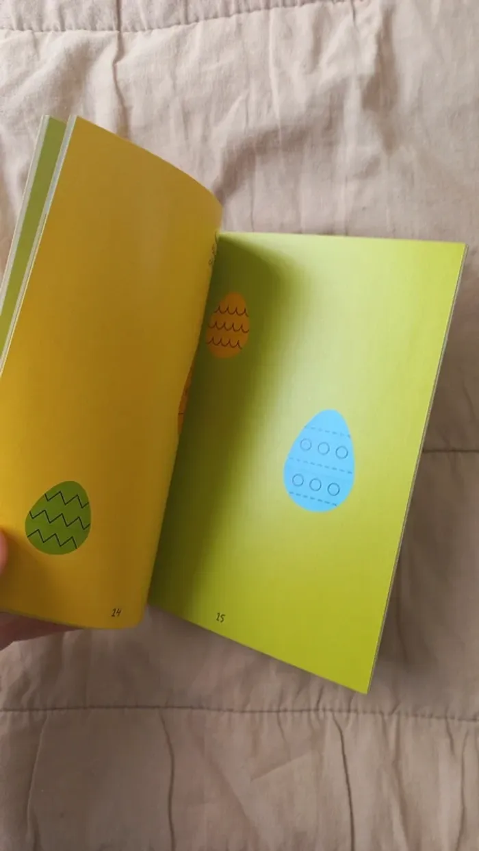 Mini livre usborne. Je dessine avec des gommettes Pâques.  Neuf. - photo numéro 3