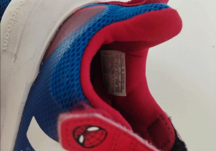 Baskets Adidas Spiderman taille 23 1/5 - photo numéro 2