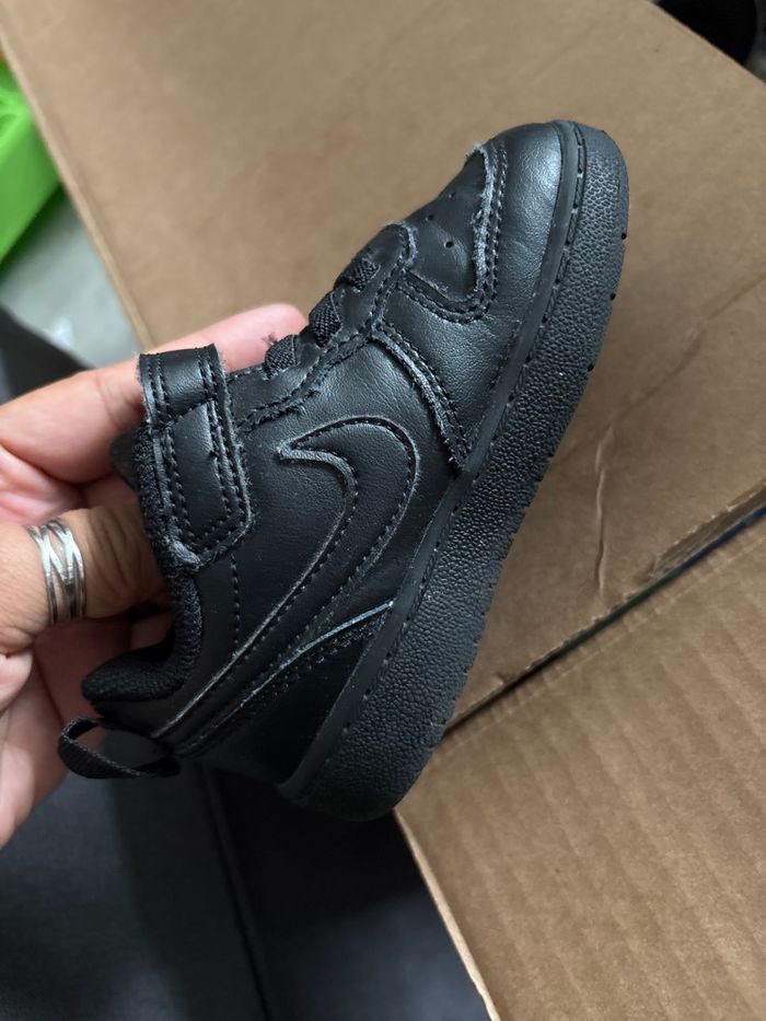 Nike air force enfant taille  23,5