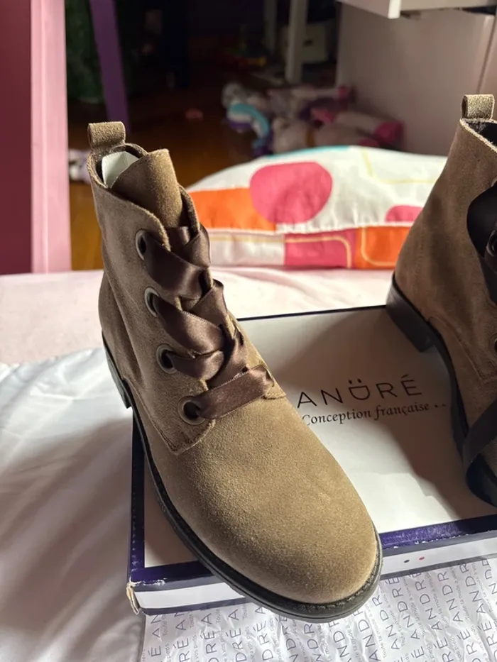 Magnifique paire de bottines André en cuir neuves avec étiquette pointure 34 - photo numéro 6