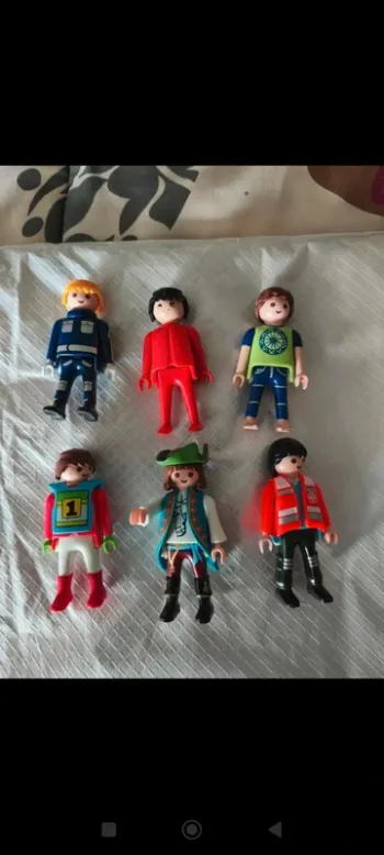 Lot 25 - Personnages Playmobil