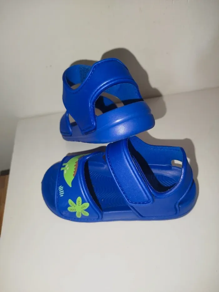 Sandales Taille 22/23 - photo numéro 2