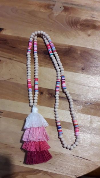 Sautoir perles en bois, pompon coton rose et blanc