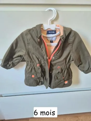 Veste légère Kiabi 6 mois 63 - 69cm kaki et rose fluo
