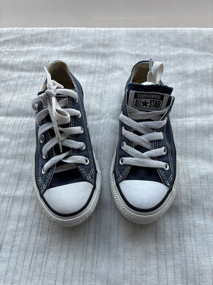 Converse taille basse bleu marine T29 en excellent état