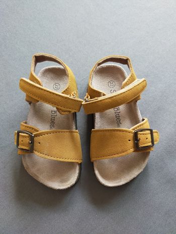 Sandales moutarde pour bébé