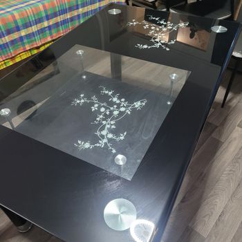 Table verre élégante (+4 chaises offertes)