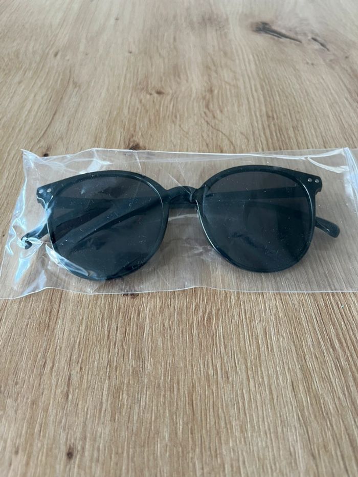 Lunettes de soleil femmes neuves - photo numéro 3