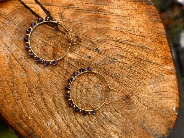 Boucles d’oreilles créoles moyenne acier inoxydable or perles violettes amazonites habaha Paris - photo numéro 4