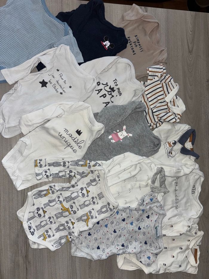 Lot de 28 vêtements bébé