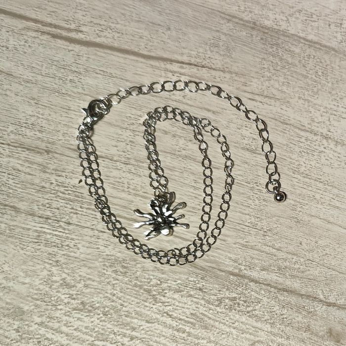 Collier ras de cou fantaisie argenté ajustable avec pendentif araignée