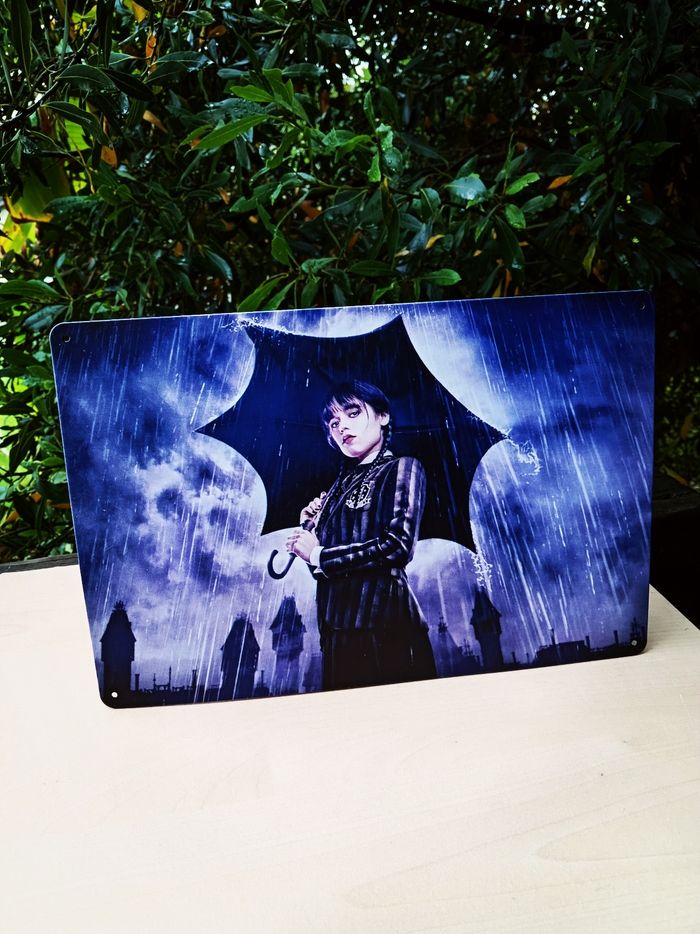 Plaque murale en métal collector de Mercredi Addams de la série Wednesday - photo numéro 3