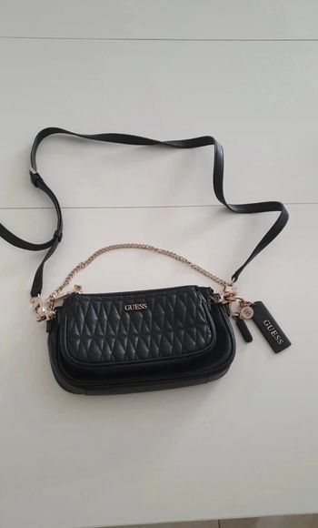 2 pochettes Guess