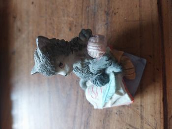 Figurine chaton couture / tricot – déco vintage, résine peinte, très mignonne