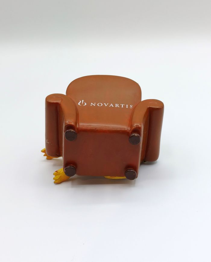Figurine publicitaire Le champignon NOVARTIS dans un fauteuil hauteur 10 cm - photo numéro 5