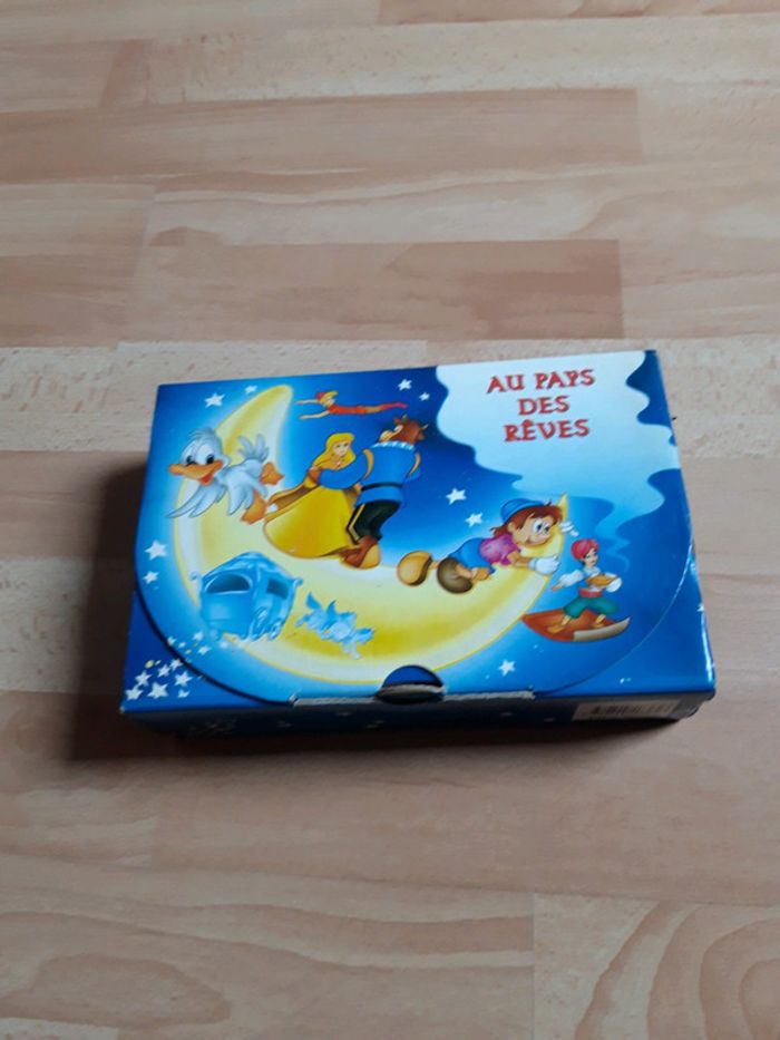 Bibliothèque de livre cartonné à colorier