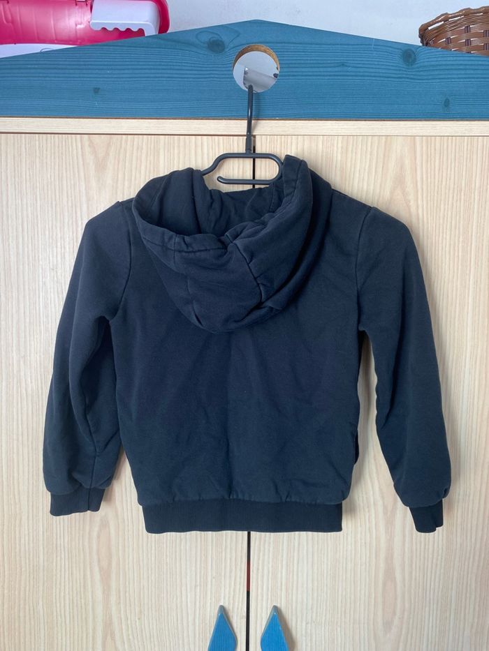 Veste noire à capuche  Kiabi  8 ans  3€ - photo numéro 2