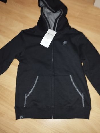 Sweat neuf taille 8ans