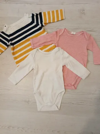 Lot bodies et tee shirt 6 mois