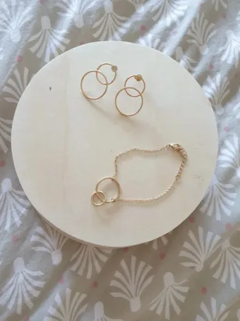 Ensemble boucles d'oreilles et bracelet