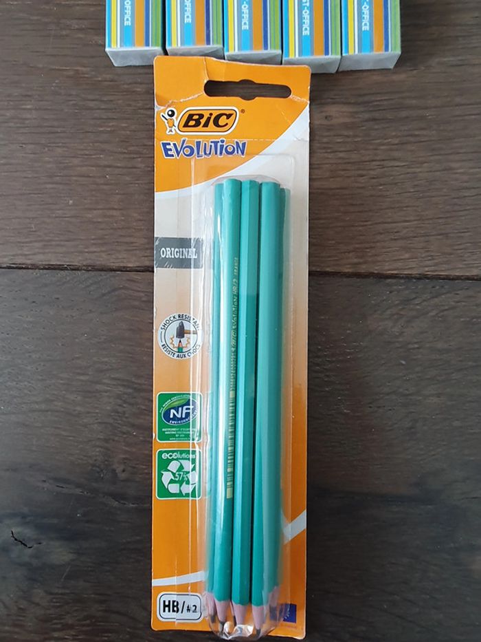 Lot de gomme et crayon - photo numéro 3
