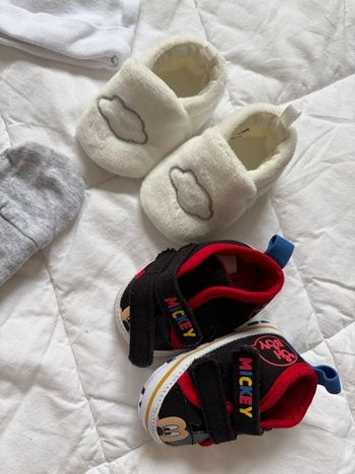 Lot naissance mixte - 2 bonnets, 2 paires de moufles, chaussons et petites chaussures - photo numéro 4