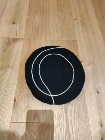 Béret noir et écru