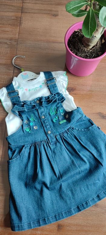 Jupe salopette jean avec t-shirt