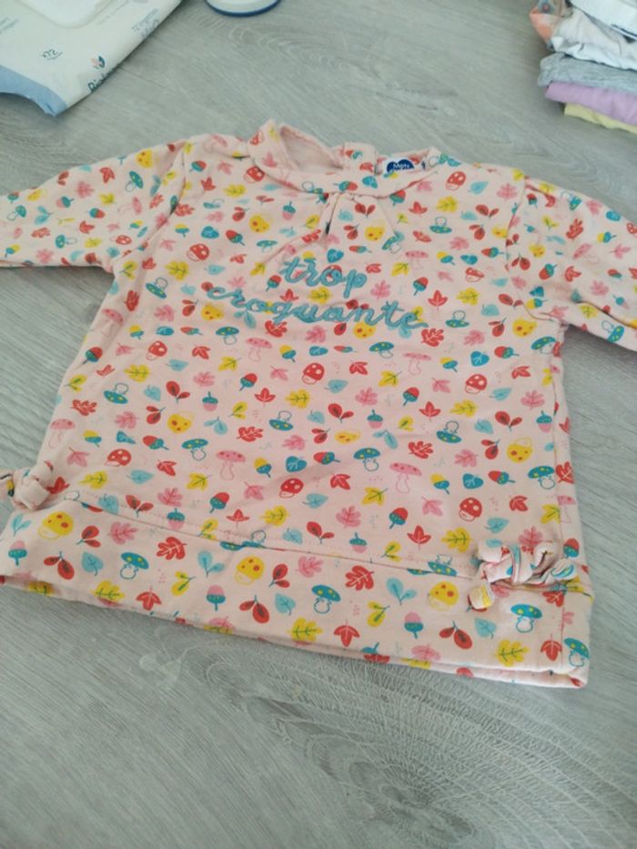 Pull rose avec dessins