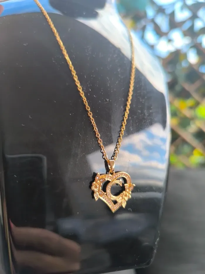 Collier lettre C , acier inoxydable neuf idée cadeau
