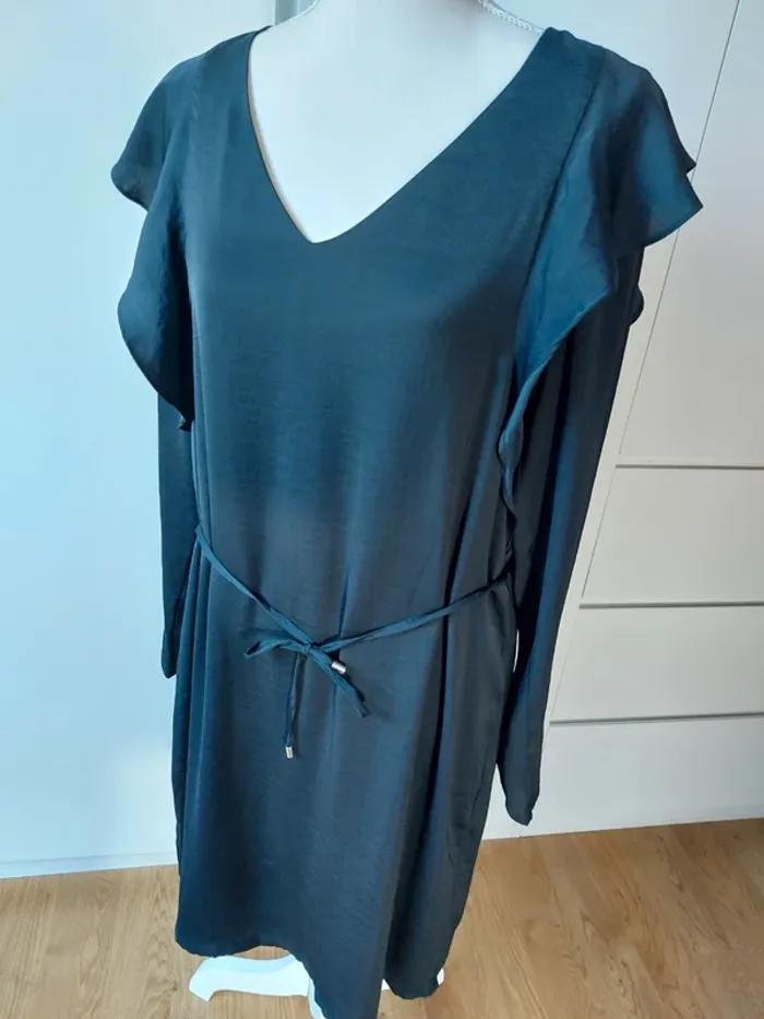 Jolie robe satinée noire - photo numéro 2